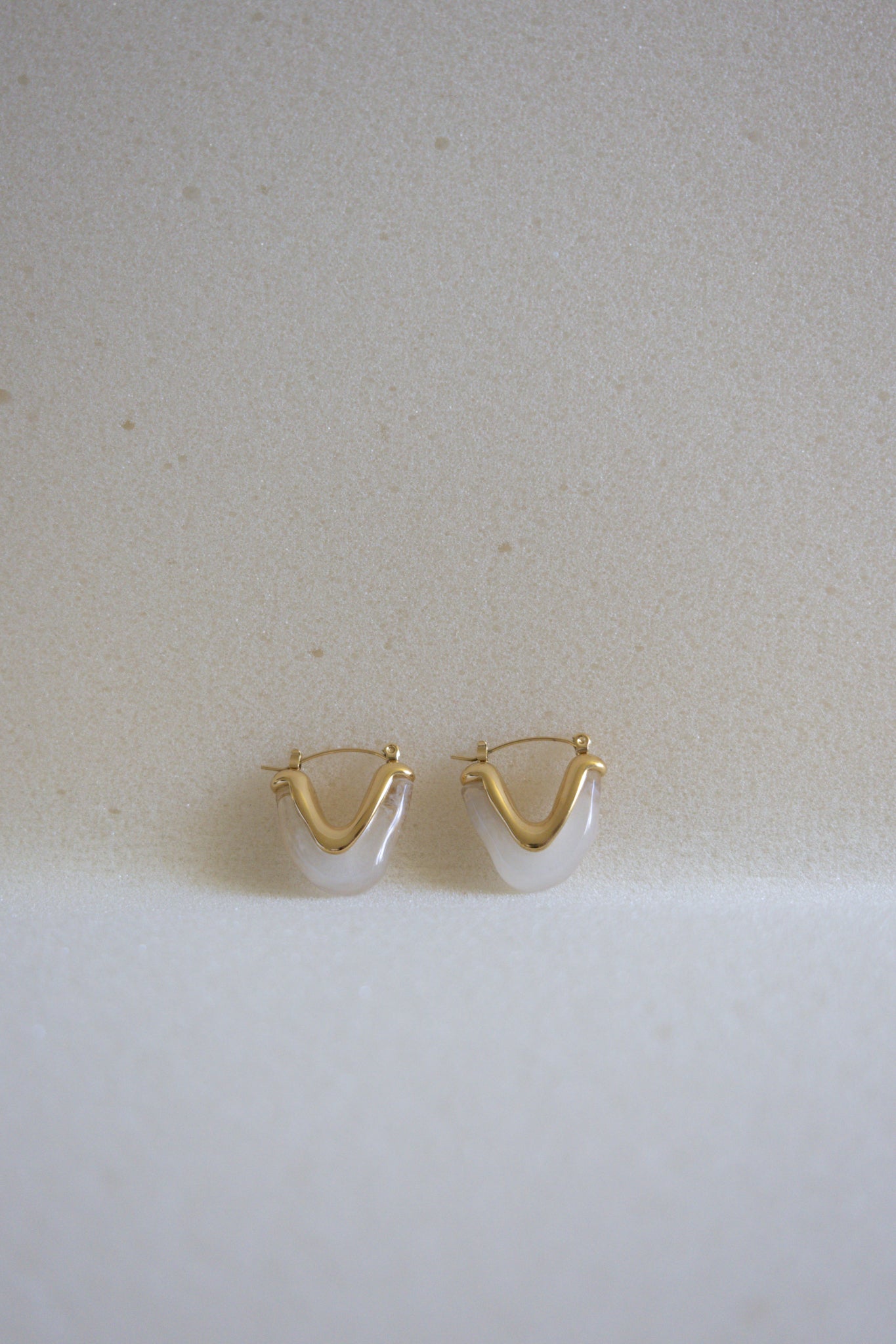 Pendientes V Acrílico Blanco