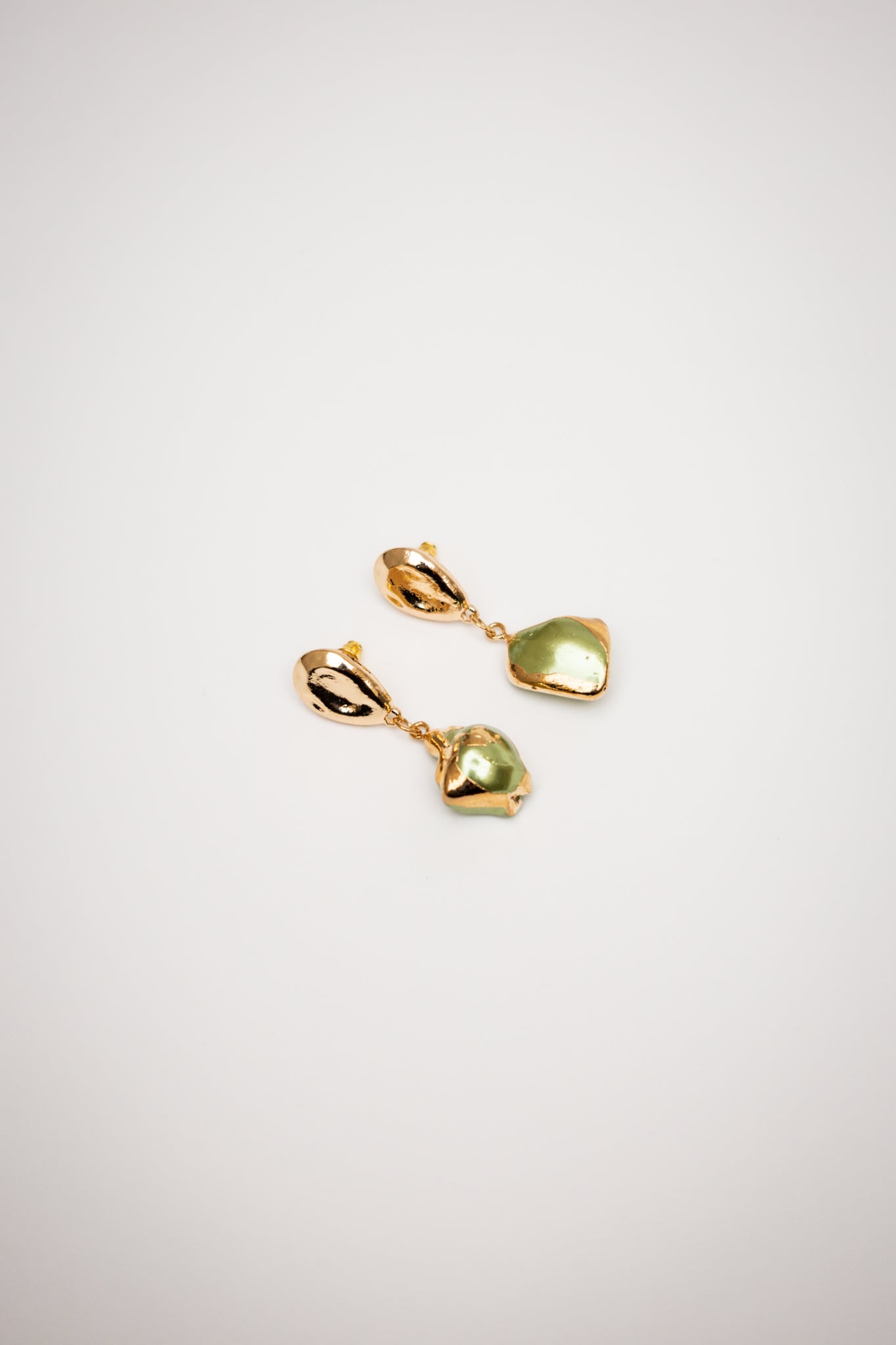 Pendientes largos dorados con perlas verdes