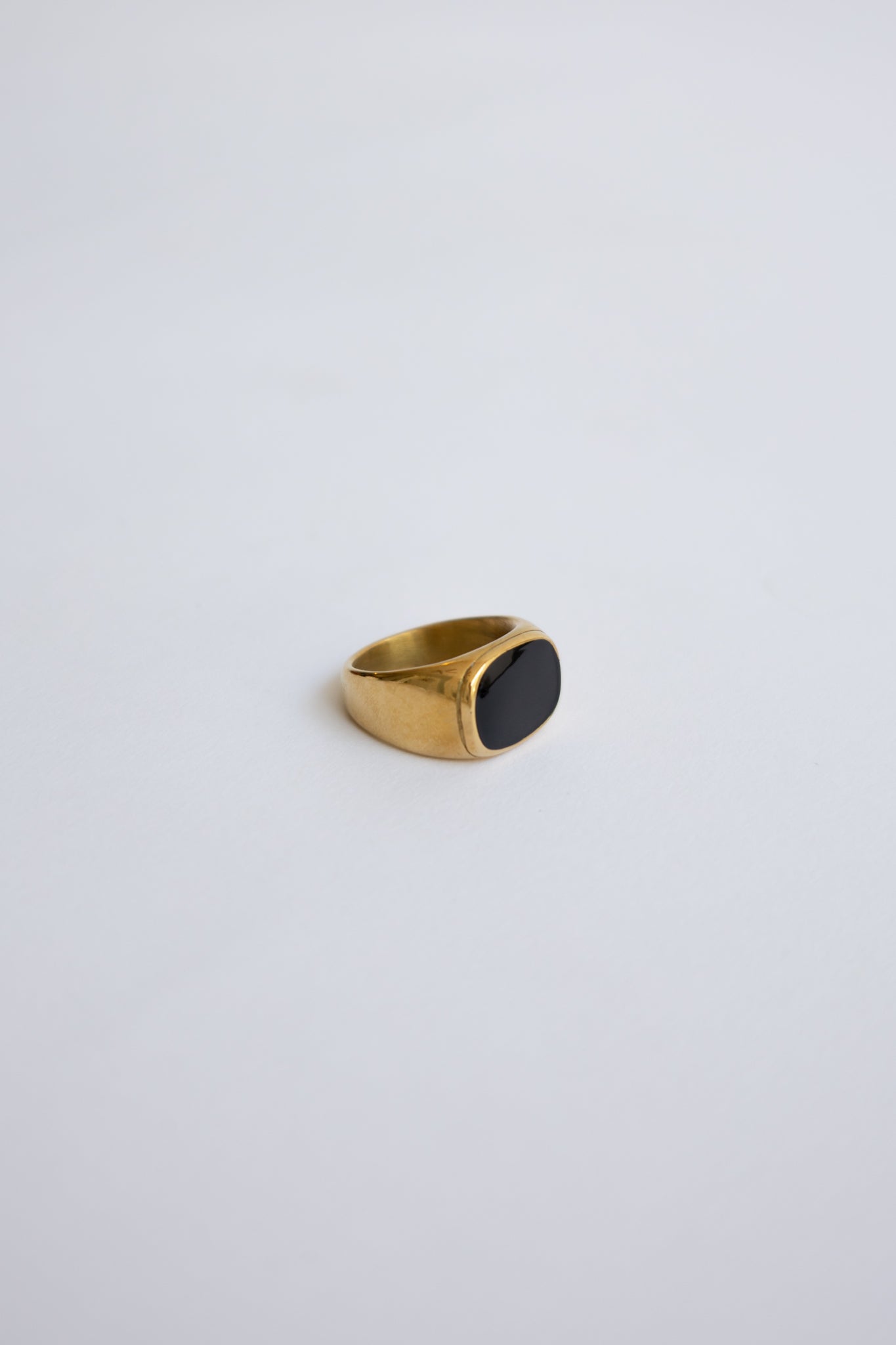 Anillo Cuadrado Negro/Dorado