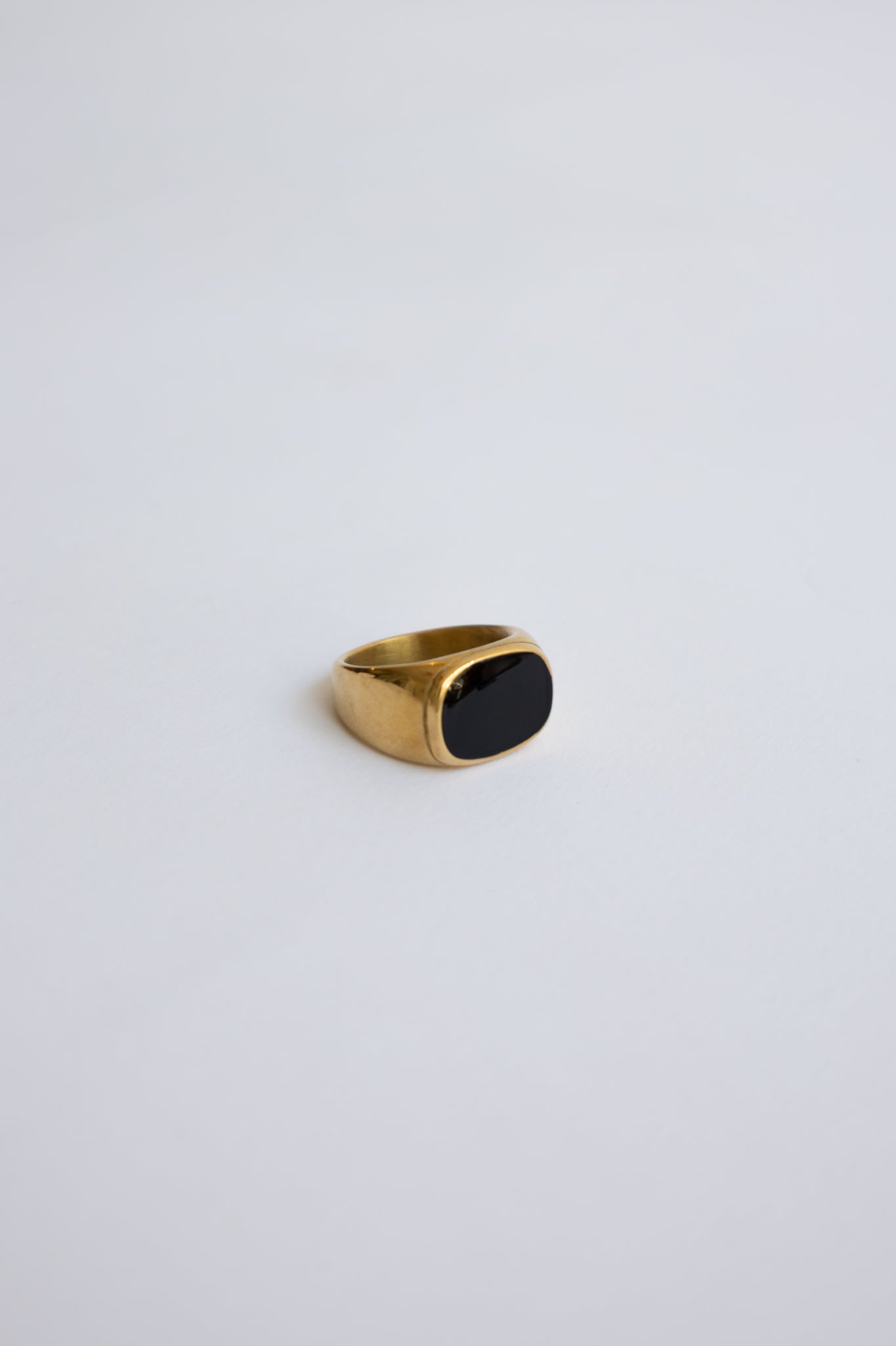 Anillo Cuadrado Negro/Dorado