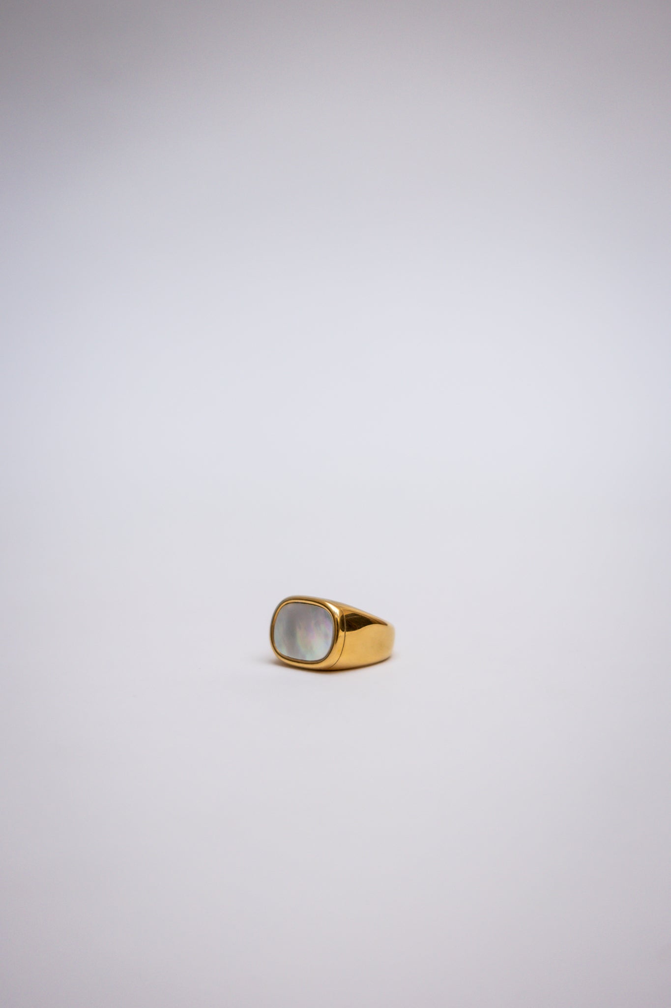 Anillo Cuadrado Dorado con Blanco