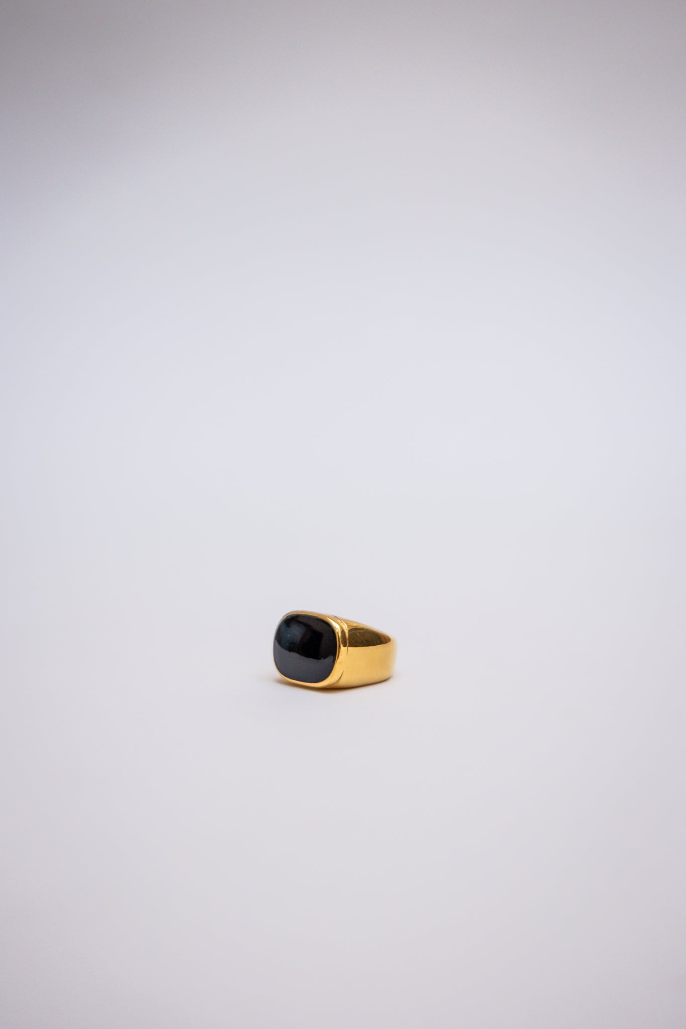 Anillo Cuadrado Dorado con Negro